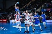 Mężczyźni grający w piłkę ręczną