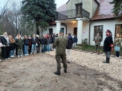 Uczniowie klasy 1b z II Liceum Ogólnokształcącego w Legionowie na warsztatach obsługi broni do Jadwisina