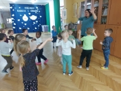 tańczą dzieci i jedna osoba dorosła