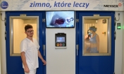 Kriokomora, obsługujący ją mężczyzna, w środku dwie pacjentki