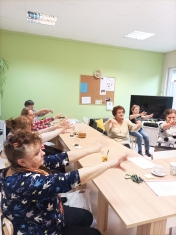 Kobiety siedzą przy stole i ćwiczą