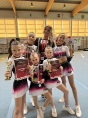 Ososby z pucharami medalami i dyplomami