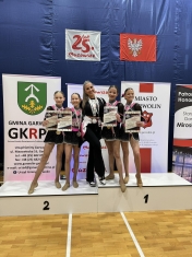 Pięć osób z dyplomami i medalami