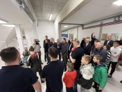 Grupa osób na otwarciu strzelnicy