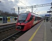 Pociąg w barwach warszawskiej Szybkiej Kolei Miejskiej