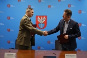 Dwóch mężczyzn podających sobie ręce