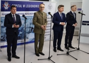 Na zdjęciu cztery osoy podczas konferencji