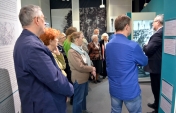 Kilka osób w muzeum