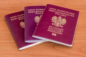Na biurku leżą trzy paszporty