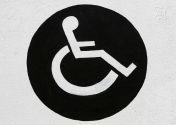 symbol - niepełnosprawny na wózku inwalidzkim