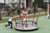 Dwójka dzieci na placu zabaw