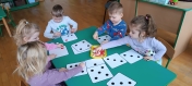 Dzieci rozwiązujące zadanie matematyczne