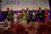 Dziewięć osób na scenie