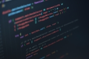 Na ekranie komputera kod html