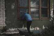 Osoba zaglądająca przez okno