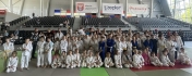 Grupa uczestników turnieju pozuje do zdjęcia