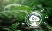 Grafika z chmurką - w niej symbol CO2 - obok różne symbole ekologiczne
