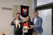 Prezydent Miasta Legionowo z rodzicami nowo narodzonego dziecka