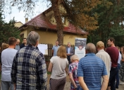 stoi grupa ludzi, jedna osoba mówi