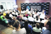 Spotkanie w sali konferencyjnej, kilkanaście osób