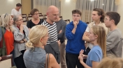 Dorośli i młodzież w trakcie dyskusji w Urzędzie Miasta