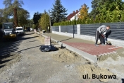 Pracownik budowlany, układanie kostki brukowej