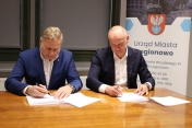 Dwie osoby podpisują dokumenty