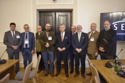 Grupa pozujących mężczyzn do zdjęcia
