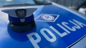 Maska samochodu policyjnego a na niej czapka policyjna/Fot. Policja śląska