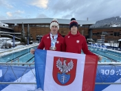 Michał i Maciej Perl z flagą Legionowa