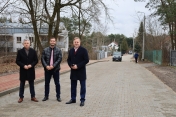 Prezydent Bogdan Kiełbasiński, zastępca Mirosław Grabowski oraz pracownik wydziału inwestycji Urzędu Gminy Legionowo, stoją na ulicy Bukowej