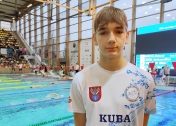 Jakub Rapacki na tle basenu
