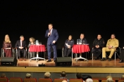 władze miasta oraz zaproszeni goście na scenie podczas spotkania z mieszkańcami
