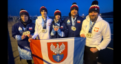 5-osobowa reprezentacja Legionowa z medalami w rękach stoi w porcie jachtowym w Gdyni