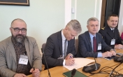 Zastępca prezydenta zkomendantem straży miejskiej na spotkaniu w sejmie