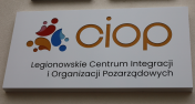 logo CIOP na tablicu na ścianie budynku