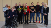 J.Szczepański oraz A.Pisarzewski z kwiatami oraz goścmi