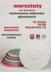 Szary plakta z napisami w kolorze czerwonym, zielonym i brązowym ze zdjęciem gipsowego odlewu