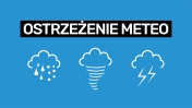 niebieski plakat z białymi zarysami chmur z deszczem śniegiem i błyskawicą