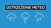 niebieski plakat z białymi zarysami chmur z deszczem śniegiem i błyskawicą