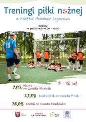 plakat informacyjny ze zdjęciem boiska  terenra i piłkarzy
