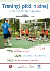 plakat informacyjny ze zdjęciem boiska  terenra i piłkarzy