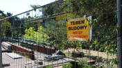siatka z tabliczką teren budowy wstęp wzbroniony