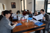 ludzie siedzą przy stole i rozmawiają