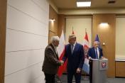 Dwie osoby uściskujące sobie dłoń