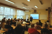 klasa pełna dzieci siedzących w ławkach