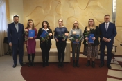 grupa ludzi pozuje do zdjęcia