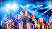 plakat śpiewający aktorzy teatru na niebieskim tle