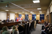 mieszkańcy zgromadzeni w sali konferencyjnej