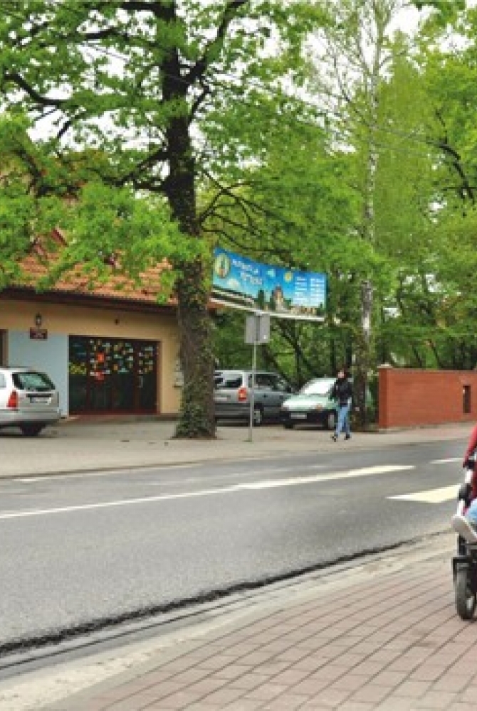 zdjęcie: ulica Sobieskiego przed przebudową, źródło: www.powiat-legionowski.pl